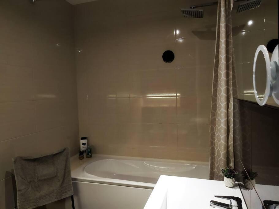 Family Friendly 3 Bedroom Apt, Ideally Located In Apartment